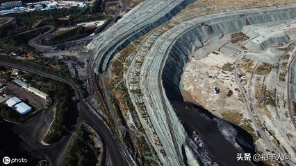 資源枯竭的&ldquo;亞洲最大礦坑&rdquo;,曾是&ldquo;搖錢樹&rdquo;,如今變成深溝險(xiǎn)壑